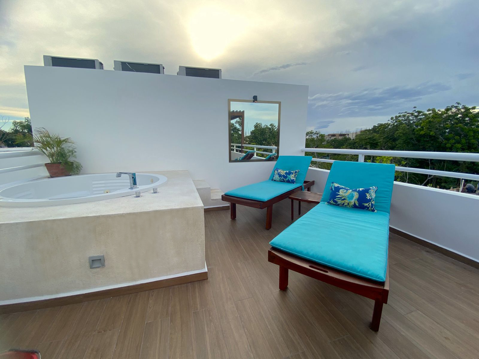 24 Terrace and Jacuzzi