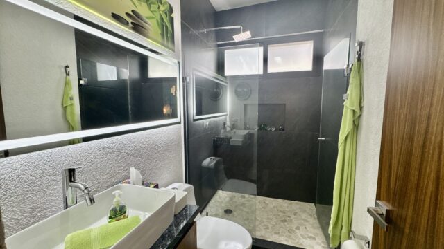 Main level full bath