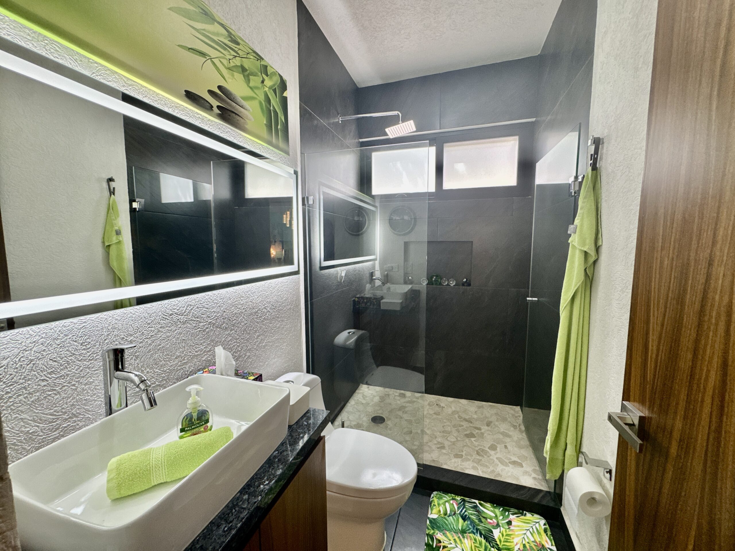 Main level full bath
